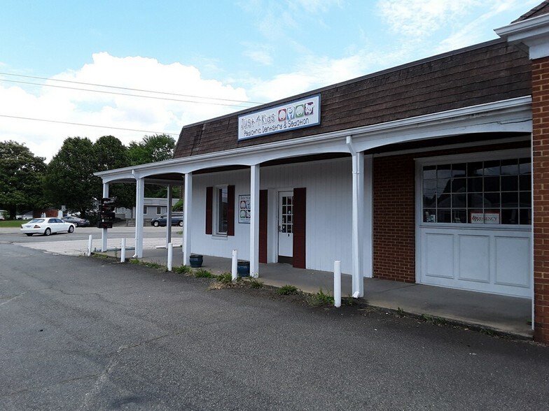 4301 W Hundred Rd, Chester, VA à louer - Photo de l’immeuble – Image 3 sur 8