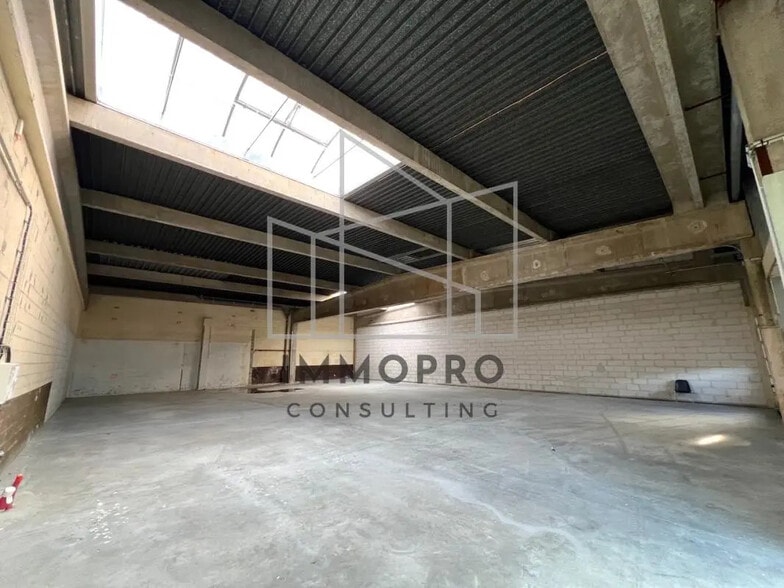 Local d'activités dans Petit-Couronne à vendre - Photo de l’immeuble – Image 2 sur 6