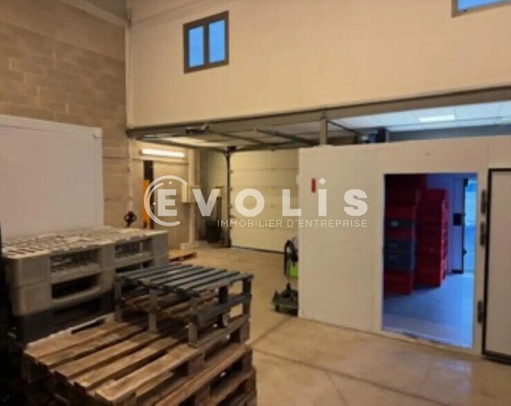 Local d’activités dans Villeneuve-la-Garenne à louer - Photo de l’immeuble – Image 3 sur 4