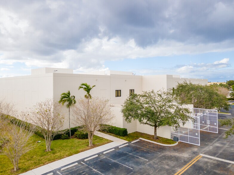 5870 N Hiatus Rd, Tamarac, FL à louer - Photo de l’immeuble – Image 3 sur 13