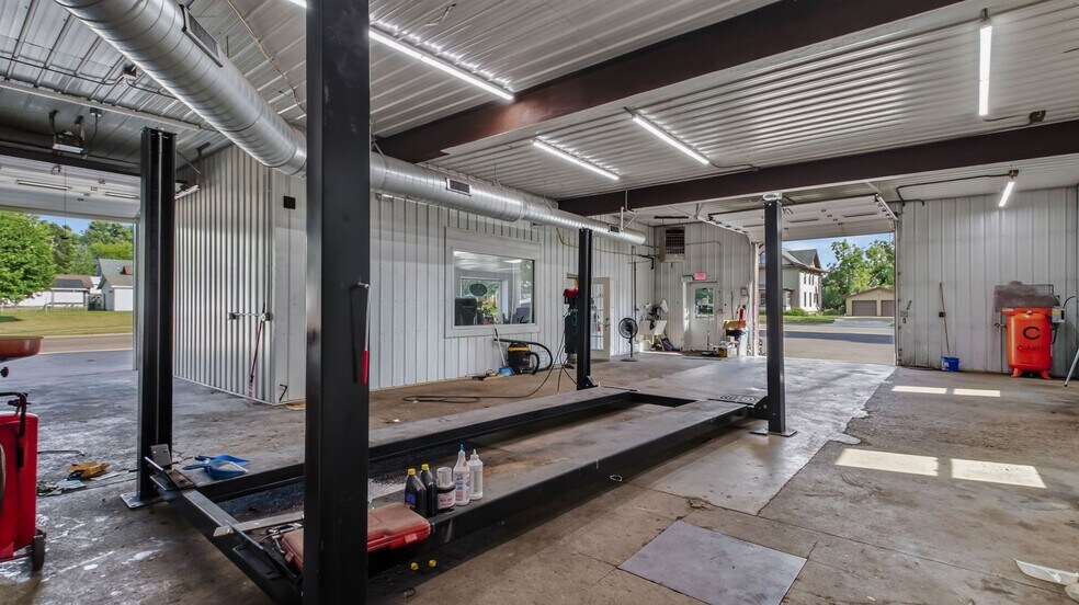 1417 Martin Rd, Bloomer, WI à vendre - Photo de l’immeuble – Image 3 sur 17