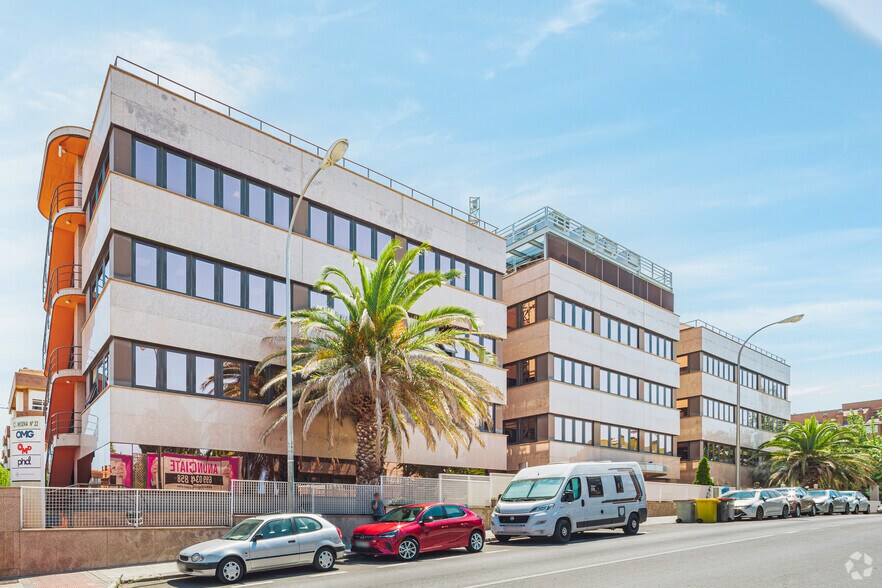 Calle de Mesena, 22, Madrid, Madrid à louer - Photo de l’immeuble – Image 2 sur 3