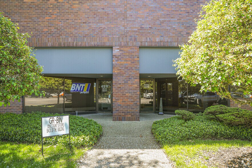 4501-4525 Broadmoor Ave SE, Grand Rapids, MI à louer - Photo de l’immeuble – Image 3 sur 13