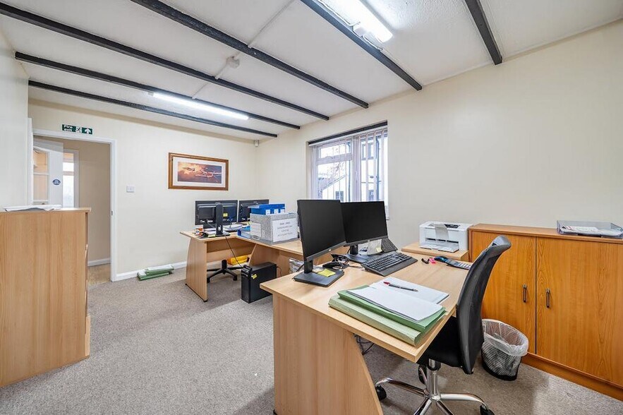 90 High St, Sandhurst à vendre - Photo de l’immeuble – Image 2 sur 18