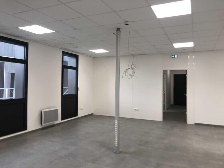 Bureau dans Brebières à louer - Photo de l’immeuble – Image 3 sur 5
