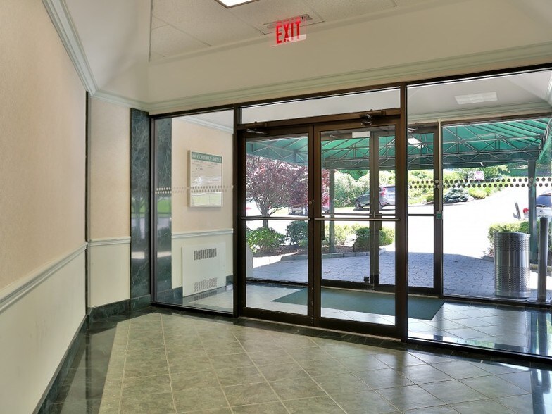 401 Columbus Ave, Valhalla, NY à vendre - Photo intérieure – Image 3 sur 9