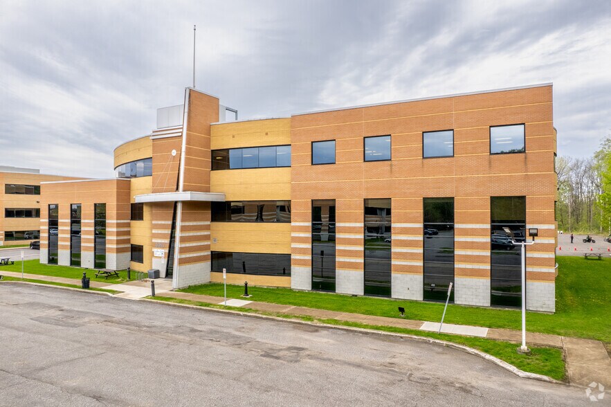 420 Boul Armand-Frappier, Laval, QC à louer - Photo de l’immeuble – Image 2 sur 4