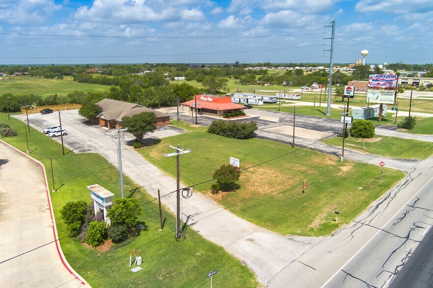 543 10th St, Floresville, TX à vendre - Photo de l’immeuble – Image 3 sur 10