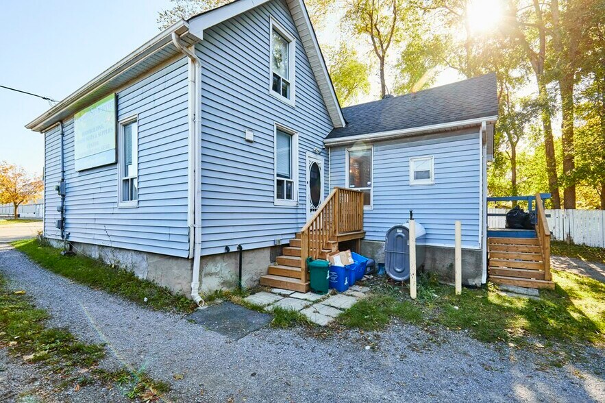 562 Simcoe St S, Oshawa, ON à vendre - Photo de l’immeuble – Image 2 sur 21