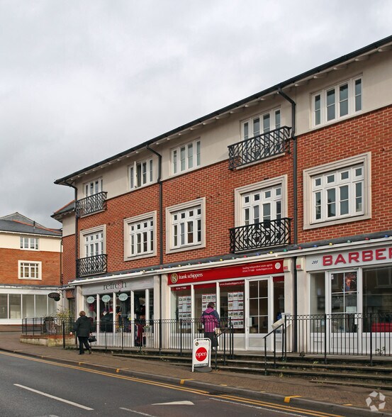 205 High St, Crowthorne à louer - Photo de l’immeuble – Image 3 sur 6
