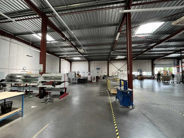 Local d’activités dans  à louer - Photo de l’immeuble – Image 2 sur 6