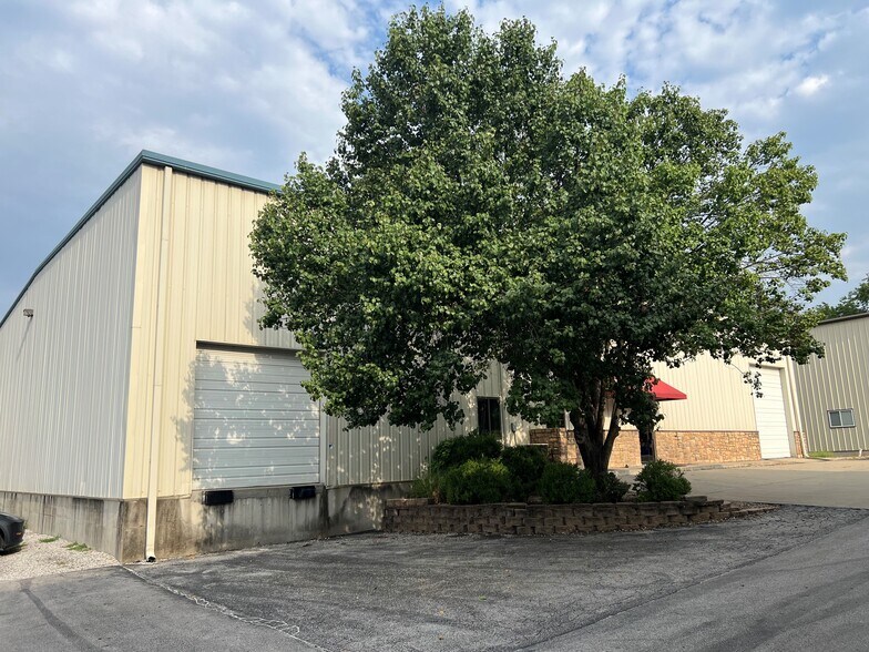 5110 NW Waukomis Dr, Northmoor, MO à louer - Photo de l’immeuble – Image 2 sur 16