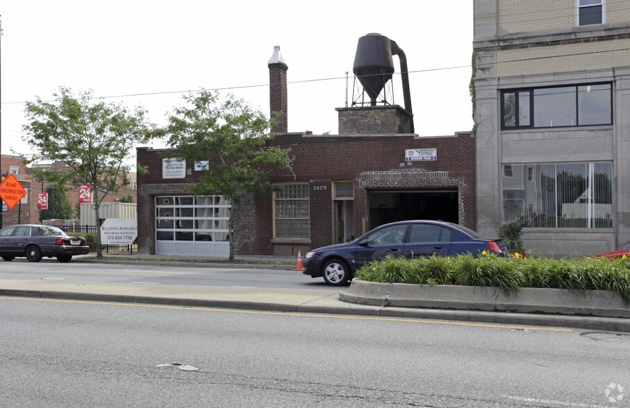 2429 W Irving Park Rd, Chicago, IL à louer - Photo de l’immeuble – Image 2 sur 5