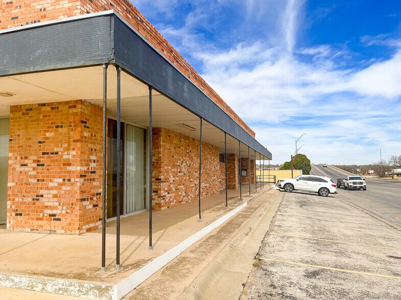 711 E 3rd St, Big Spring, TX à louer - Photo de l’immeuble – Image 3 sur 13