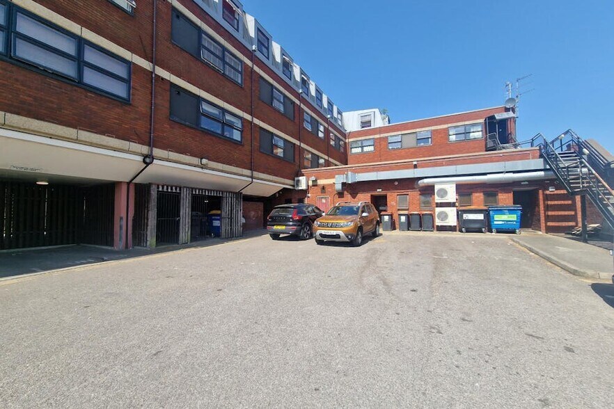 299-313 Fleet Rd, Fleet à louer - Photo de l’immeuble – Image 3 sur 3