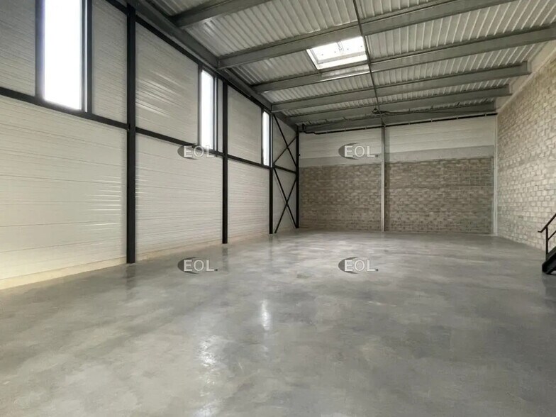 Local d’activités dans Éragny à louer - Photo de l’immeuble – Image 2 sur 8