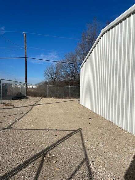 5051 David Strickland Rd, Fort Worth, TX à louer - Photo de l’immeuble – Image 3 sur 8