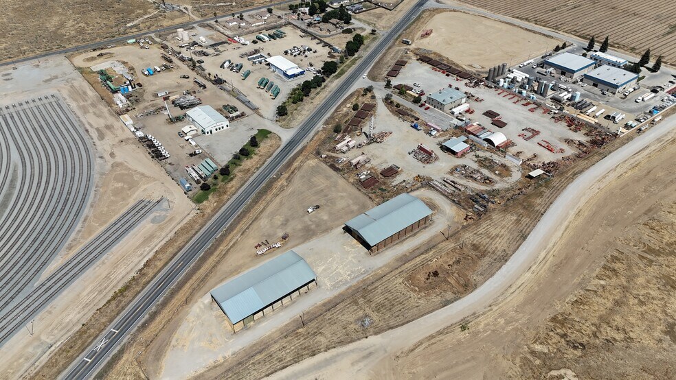 10352 Enos Ln, Shafter, CA à vendre - Photo de l’immeuble – Image 2 sur 2