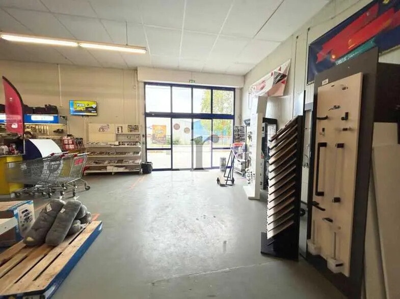 Local d’activités dans Dunkerque à louer - Photo de l’immeuble – Image 1 sur 6