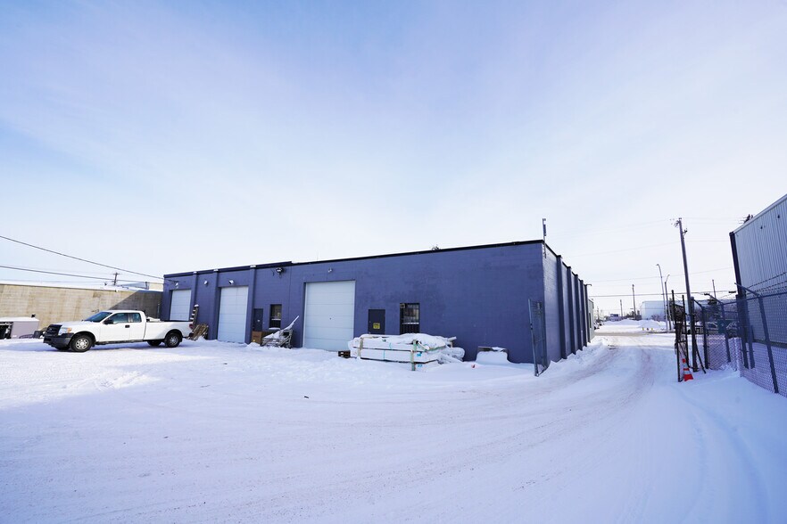 11122 156 St NW, Edmonton, AB à louer - Photo de l’immeuble – Image 2 sur 7