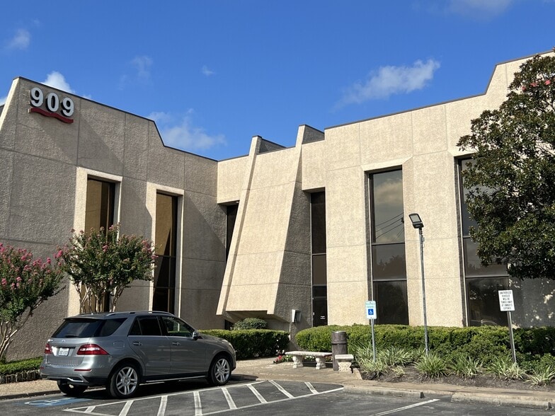 909 Dairy Ashford Rd, Houston, TX à louer - Photo de l’immeuble – Image 3 sur 8