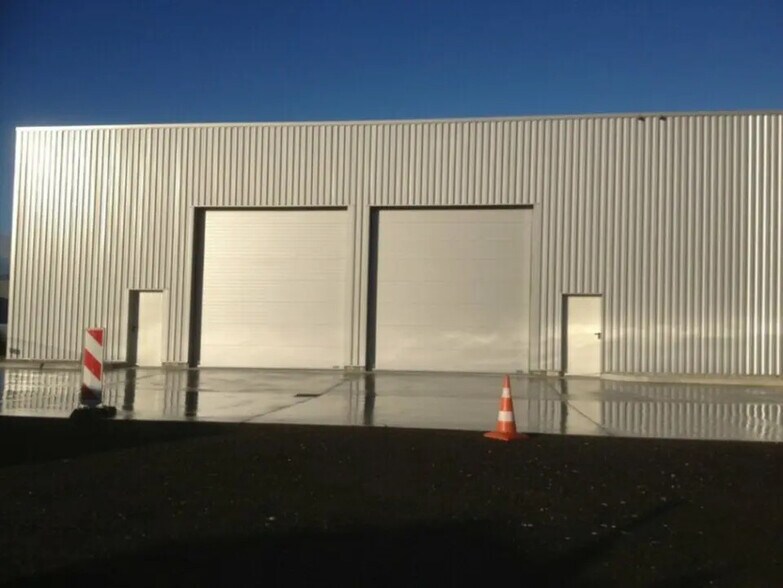 Local d’activités dans Vourles à louer - Photo de l’immeuble – Image 2 sur 9