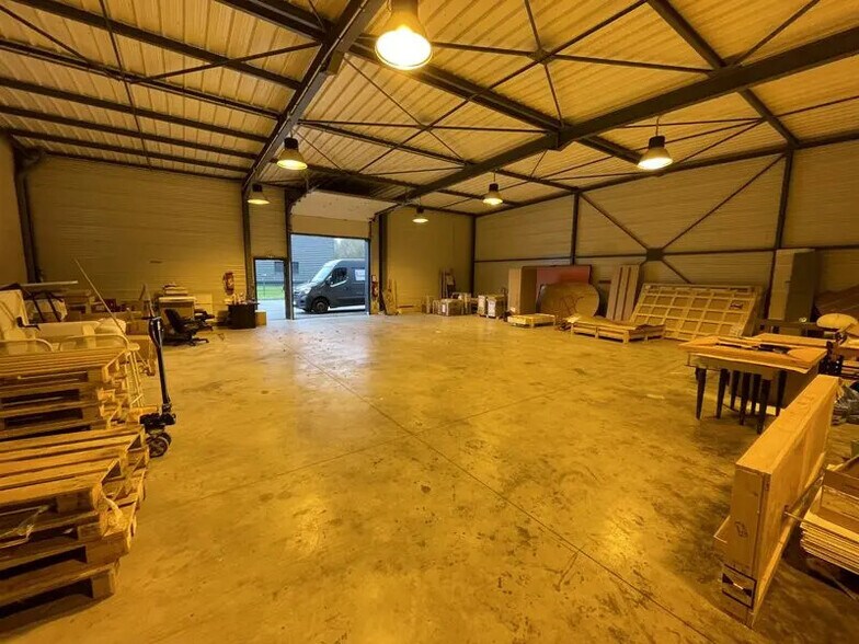 Local d’activités dans Saint-Jean-du-Cardonnay à louer - Photo de l’immeuble – Image 3 sur 5