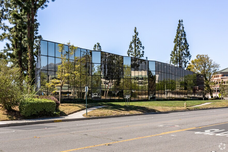 10601 Civic Center Dr, Rancho Cucamonga, CA à louer - Photo de l’immeuble – Image 1 sur 22