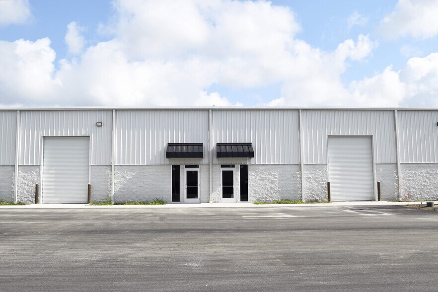 137 Atlantic Dr, Maitland, FL à louer - Photo de l’immeuble – Image 2 sur 5