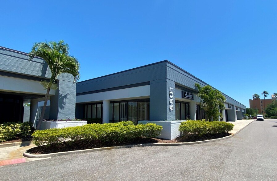 5553 W Waters Ave, Tampa, FL à louer - Photo de l’immeuble – Image 3 sur 15