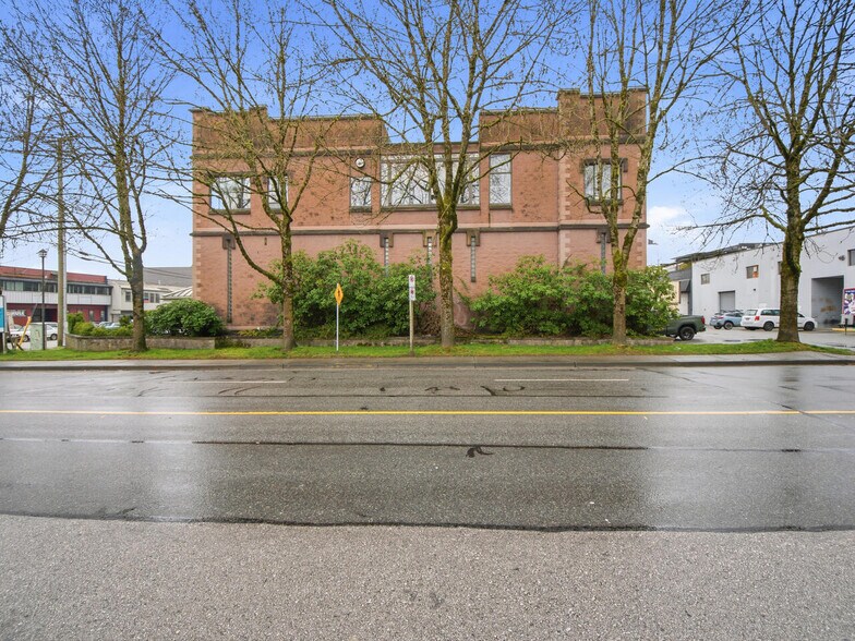 1496 Rupert St, North Vancouver District, BC à louer - Photo de l’immeuble – Image 2 sur 12