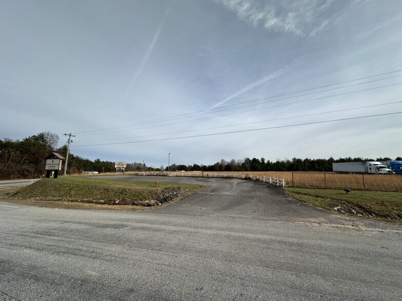 5873 W US Highway 421, Wilkesboro, NC à louer - Photo de l’immeuble – Image 3 sur 4