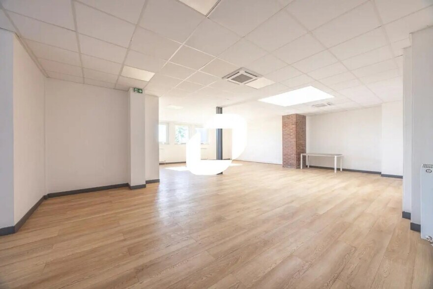 Bureau dans Vaux-le-Pénil à vendre - Photo intérieure – Image 2 sur 16