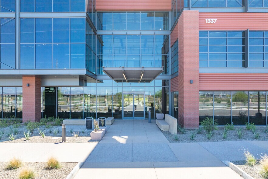 1337 E Rio Salado Pky, Tempe, AZ à vendre - Photo de l’immeuble – Image 2 sur 5
