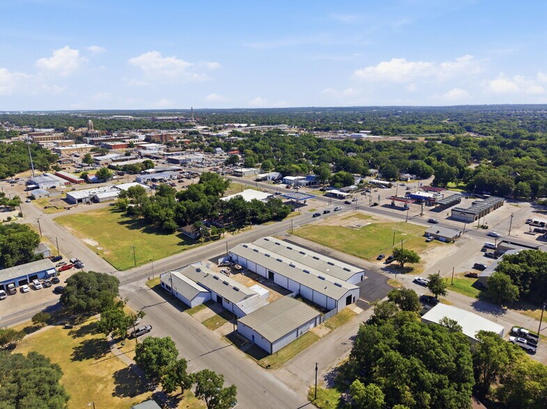 201 W Westhill Dr, Cleburne, TX à louer - Photo de l’immeuble – Image 3 sur 13