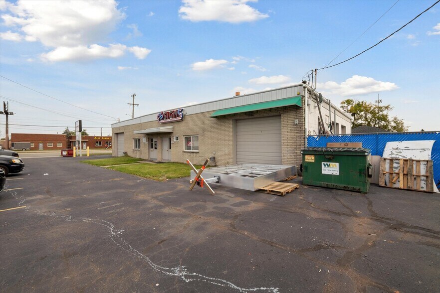 2074-2088 E 10 Mile Rd portefeuille de 4 biens à vendre sur LoopNet.fr - Photo de l’immeuble – Image 3 sur 18
