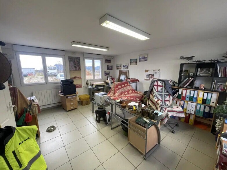 Bureau dans Le Muy à louer - Photo de l’immeuble – Image 3 sur 4