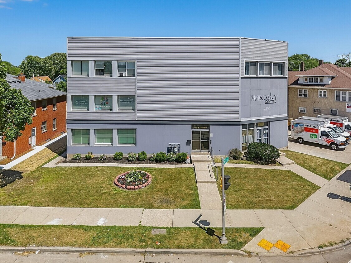 3500 N Sherman Blvd, Milwaukee, WI à vendre Photo de l’immeuble– Image 1 sur 45