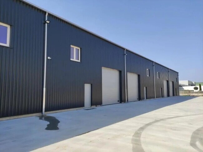 Plus de détails pour Local d'activités à louer