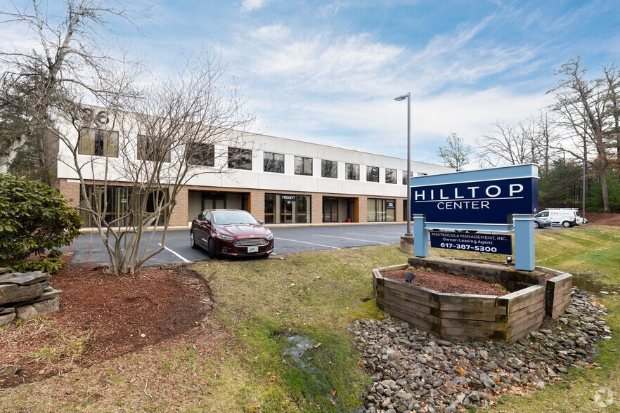 136 Harvey Rd, Londonderry, NH à louer - Photo principale – Image 1 sur 34