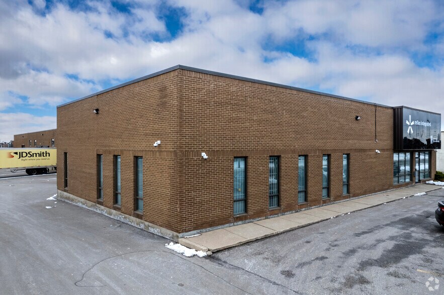 64 Bakersfield St, Toronto, ON à louer - Photo de l’immeuble – Image 2 sur 4