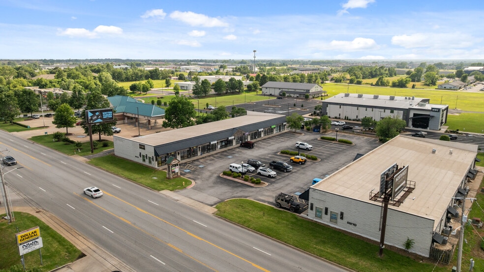 2212 S Walton Blvd, Bentonville, AR à louer - Photo de l’immeuble – Image 2 sur 14