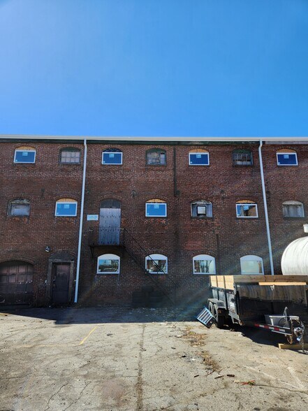 565 N Main St, Woonsocket, RI à louer - Photo de l’immeuble – Image 3 sur 13