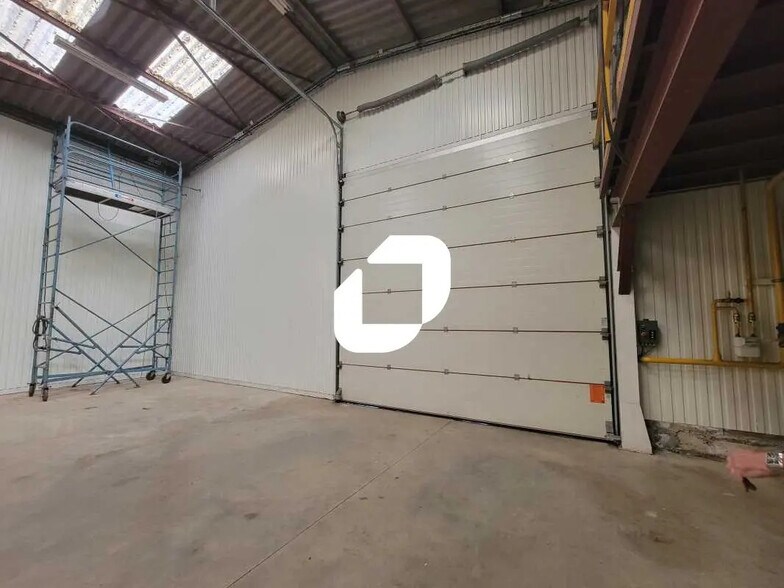 Local d'activités dans Angerville à vendre - Photo de l’immeuble – Image 2 sur 12