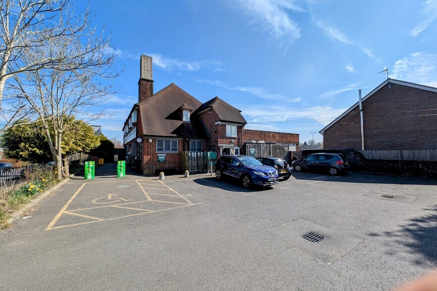 56A America Ln, Haywards Heath à vendre - Photo de l’immeuble – Image 3 sur 4