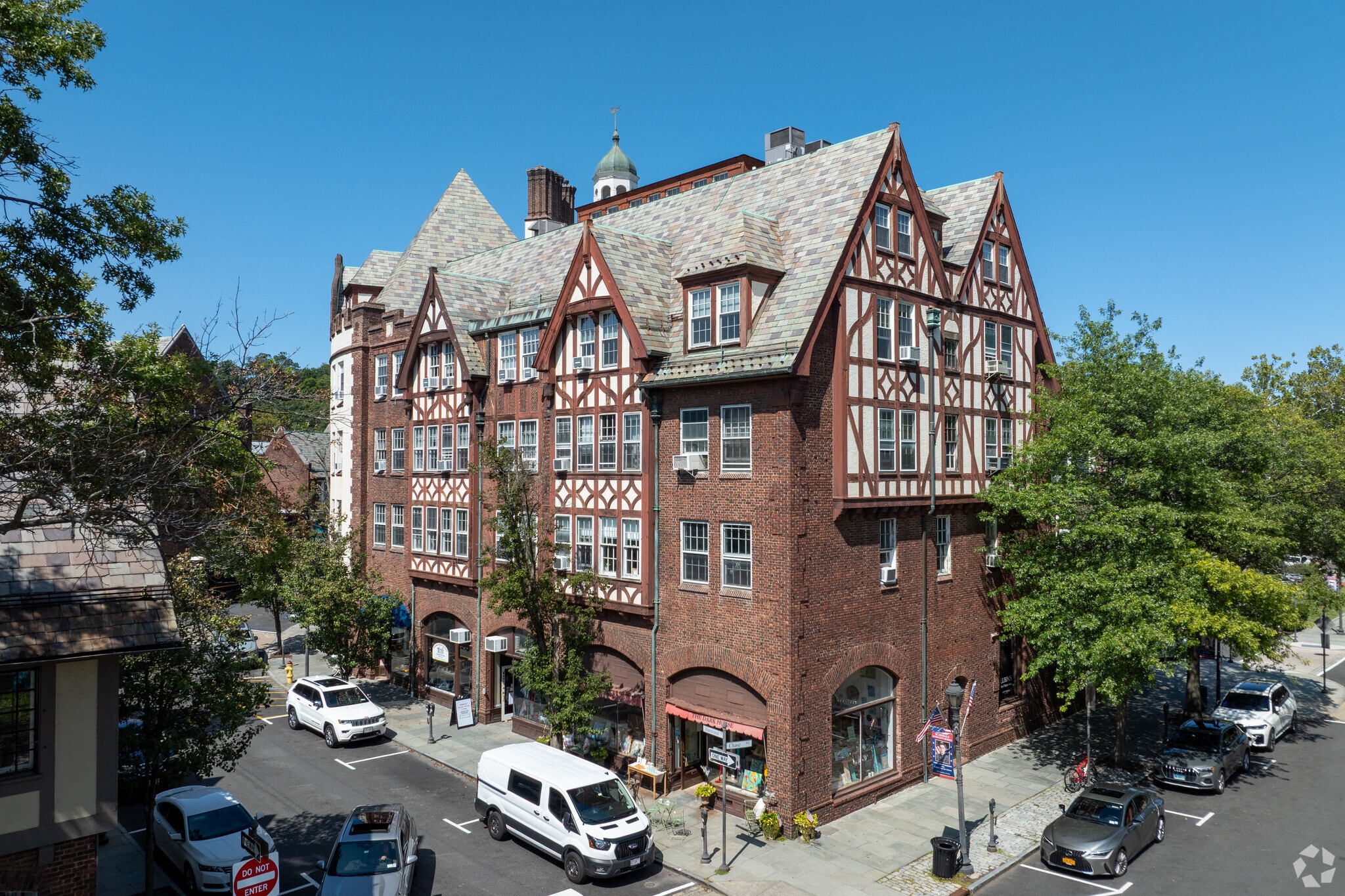 14 Harwood Ct, Scarsdale, NY à louer Photo principale– Image 1 sur 7