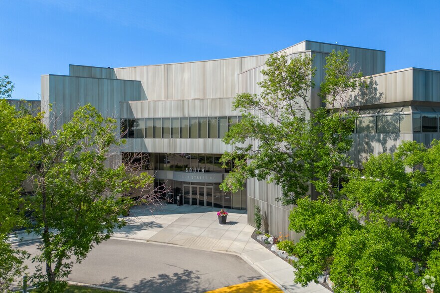 6715 8th St NE, Calgary, AB à louer - Photo principale – Image 1 sur 9