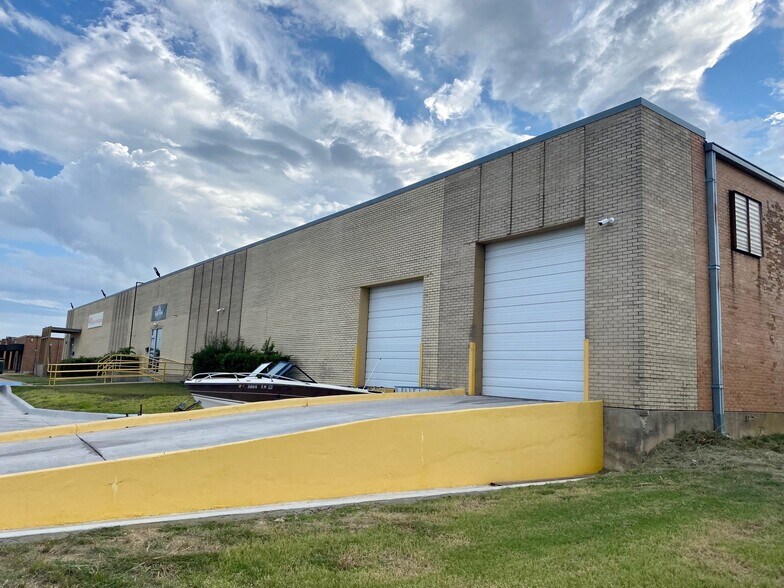 721 N Great Southwest Pky, Arlington, TX à louer - Photo de l’immeuble – Image 2 sur 20