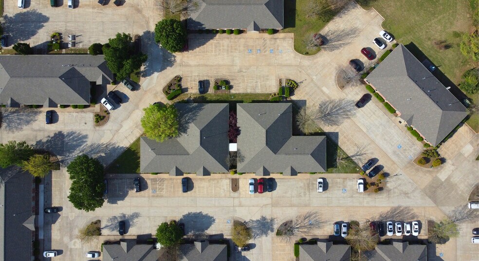 60 W Sunbridge Dr, Fayetteville, AR à louer - Photo de l’immeuble – Image 2 sur 11