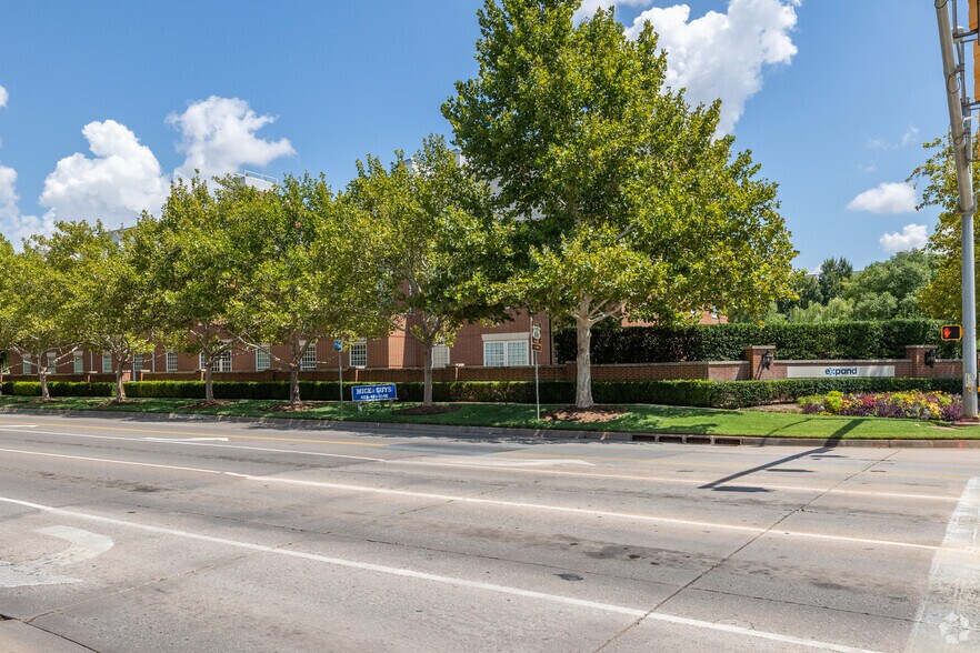 6000 N Western Ave, Oklahoma City, OK à vendre - Photo de l’immeuble – Image 2 sur 6